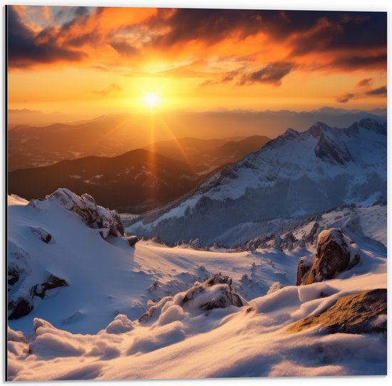 Dibond - Uitzicht op Zonsondergang vanaf Besneeuwde Berg - 50x50 cm Foto op Aluminium (Met Ophangsysteem)