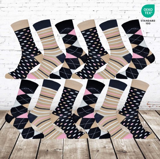 Twaalf paar dames sokken met diverse patronen: polkadots, strepen en ruiten in beige, zwart, wit en roze, staand op een houten ondergrond.