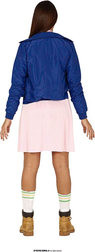 Achterkant van een vrouw in roze jurk, blauwe jas, witte kousen met strepen en bruine laarzen.