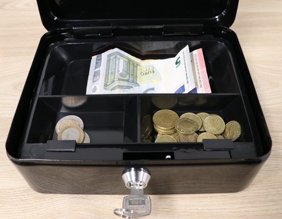 Open zwart geldkistje met eurobiljetten en munten in de vakjes.