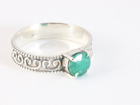 Fijne bewerkte zilveren ring met smaragd