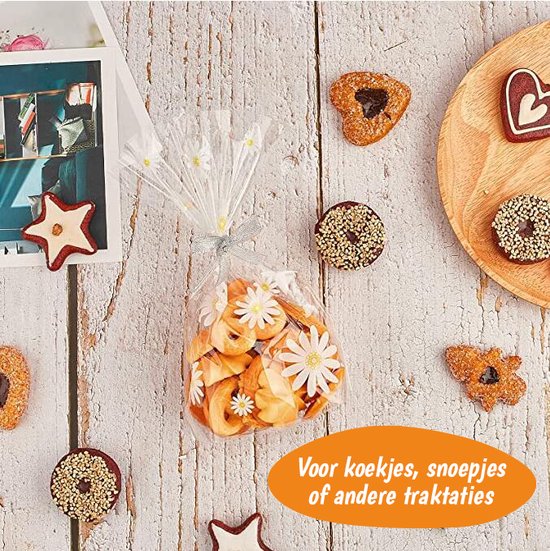 Zakje gevuld met koekjes op een houten ondergrond, met madeliefjes.