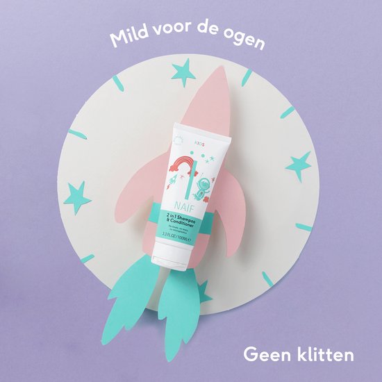 Een witte tube Naïf 2-in-1 Shampoo & Conditioner zit op een roze papieren raket met sterren. Tekst: 'Mild voor de ogen. Geen klitten.'