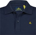 Detail van het donkerblauwe NOMAD poloshirt. Kraag met knoopsluiting en geborduurd logo.
