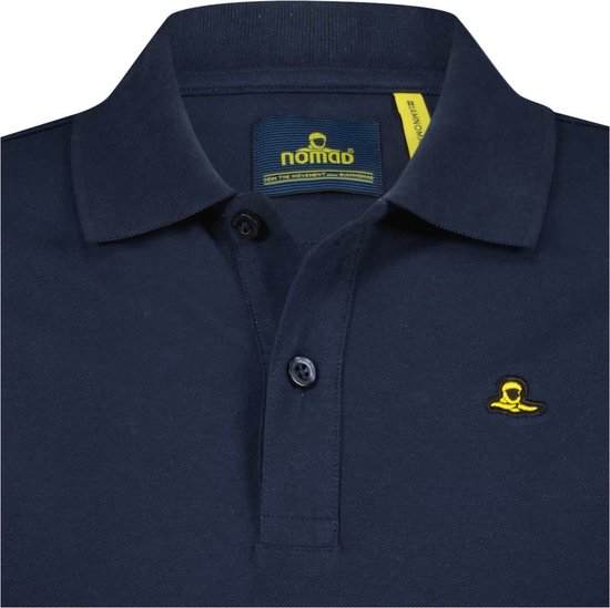 Detail van het donkerblauwe NOMAD poloshirt. Kraag met knoopsluiting en geborduurd logo.