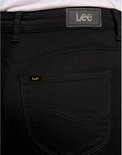 Detailopname van de achterkant van een zwarte Lee jeans met kenmerkende stiksels en logo.