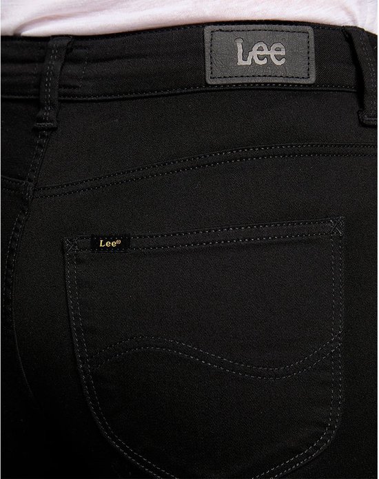Detailopname van de achterkant van een zwarte Lee jeans met kenmerkende stiksels en logo.