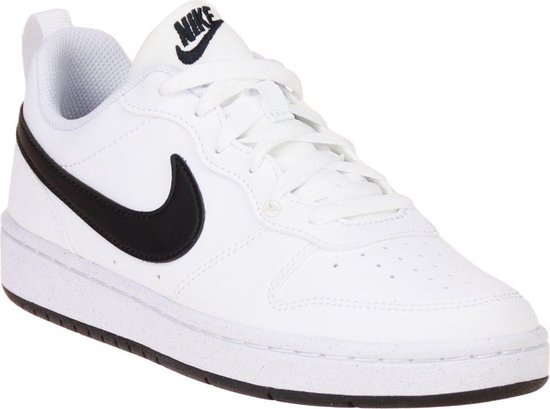Witte Nike sneaker met zwart Nike logo op de zijkant en bovenkant. Veter sluiting.