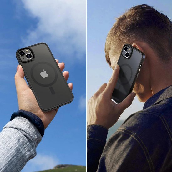 Twee afbeeldingen: Links een hand met donkerblauwe iPhone 13 hoes tegen een blauwe lucht. Rechts een man die de telefoon met hoes vasthoudt.