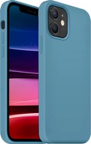 Lichtblauwe telefoonhoes om een iPhone 12/12 Pro geplaatst, zijkant en voorkant zichtbaar.