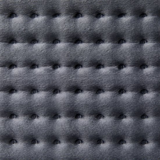 Gedetailleerd zicht op het grijze, zachte fleece textiel met vierkante stiksels van een elektrisch warmtekussen.