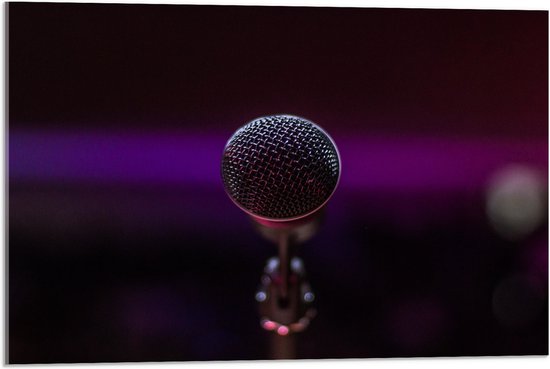 Acrylglas - Close-up van Microfoon op Podium - 75x50 cm Foto op Acrylglas (Met Ophangsysteem)