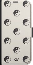 Bookcase hoesje met pasjes - Geschikt voor Apple iPhone 13 - Yin Yang - Beige - Print - Kunstleer - Casevibes