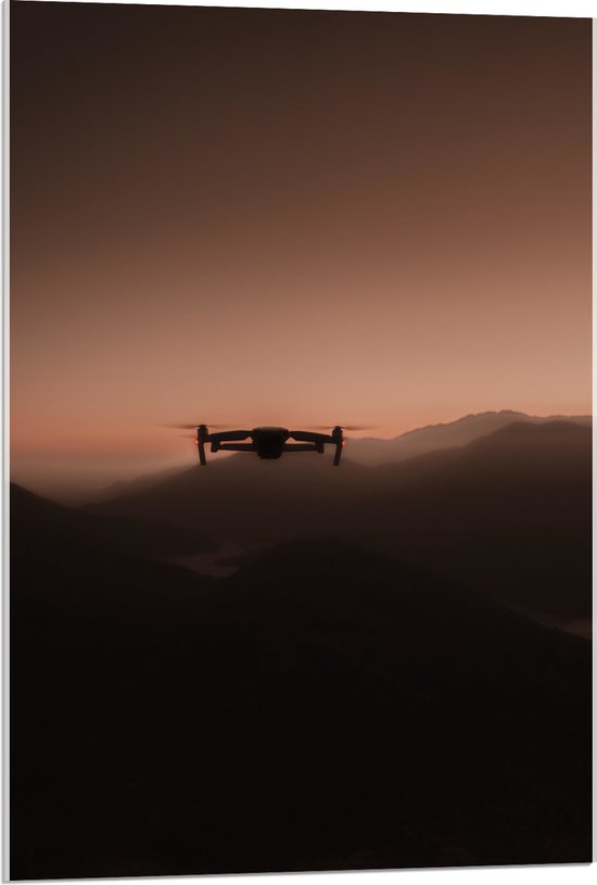 Acrylglas - Silhouet van Drone Vliegend door de Bergen - 60x90 cm Foto op Acrylglas (Met Ophangsysteem)
