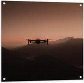 Tuinposter – Silhouet van Drone Vliegend door de Bergen - 80x80 cm Foto op Tuinposter (wanddecoratie voor buiten en binnen)