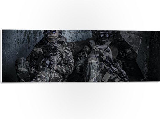 PVC Schuimplaat - Twee Rustende Soldaten - 60x20 cm Foto op PVC Schuimplaat (Met Ophangsysteem)