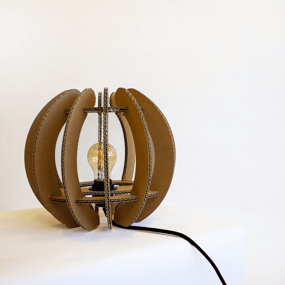 Kartonnen Skanderborg hanglamp - Hanglamp van karton - E27 fitting - 30x30x29 cm - Lampenkap - KarTent