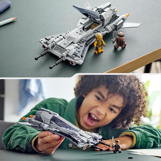 De LEGO Star Wars Pirate Snub Fighter met twee minifiguren, en een jongen die ermee speelt.