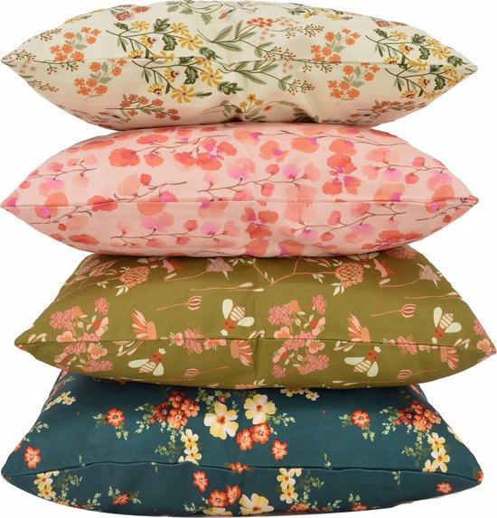 Stapel van vier sierkussens met verschillende bloemenprints: groen met bijen, roze met bloesems, gebroken wit met bloemen en een donkergroene met bloemen.