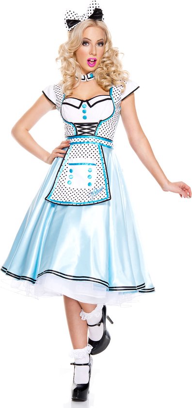 Lichtblauwe Alice-jurk met witte polkadot schort, zwart-witte strik in het haar, hoge witte kousen en zwarte schoenen.