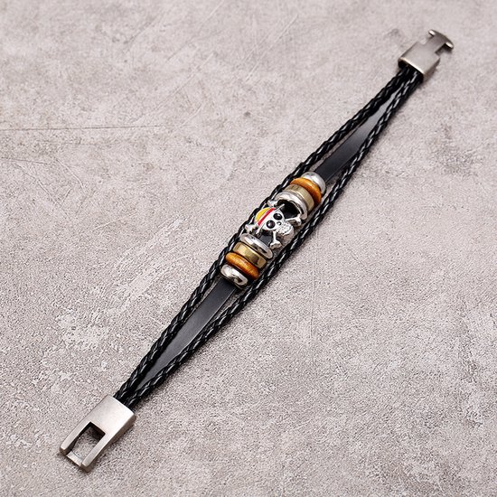 Lange, zwarte gevlochten armband met een centrale One Piece schedelbedel, omringd door houten en zilverkleurige kralen.