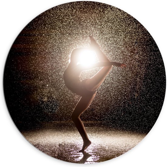 Dibond Muurcirkel - Ballerina Danseres in de Regen bij Fel Licht - 100x100 cm Foto op Aluminium Muurcirkel (met ophangsysteem)