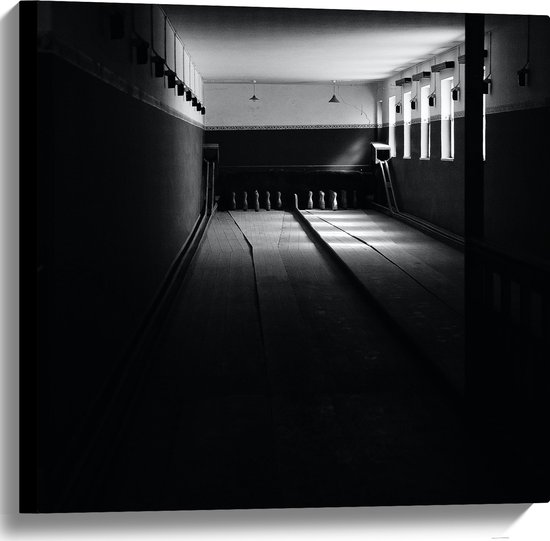 Canvas - Bowlingbaan in het Donker (Zwart-wit) - 60x60 cm Foto op Canvas Schilderij (Wanddecoratie op Canvas)