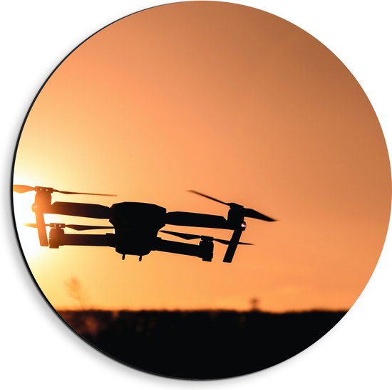 Dibond Muurcirkel - Silhouet van Laagvliegende Drone bij Zonsondergang - 40x40 cm Foto op Aluminium Muurcirkel (met ophangsysteem)