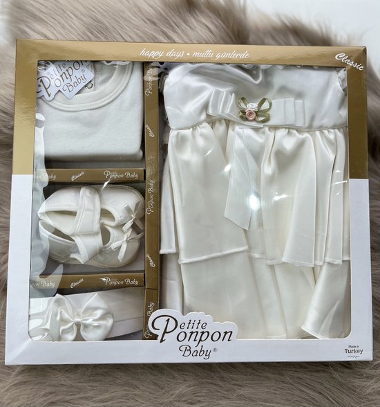 Babygeschenkset in ivoorkleur met rompertje, jurk, haarband en schoentjes. Jurk met strik en bloem.