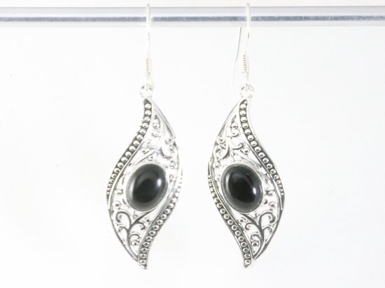 Boucles d'oreilles longues en argent ciselé avec onyx