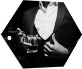 PVC Schuimplaat Hexagon - Man - Glas - Drinken - Alcohol - Sigaar - Zwart - Wit - 80x69.6 cm Foto op Hexagon (Met Ophangsysteem)