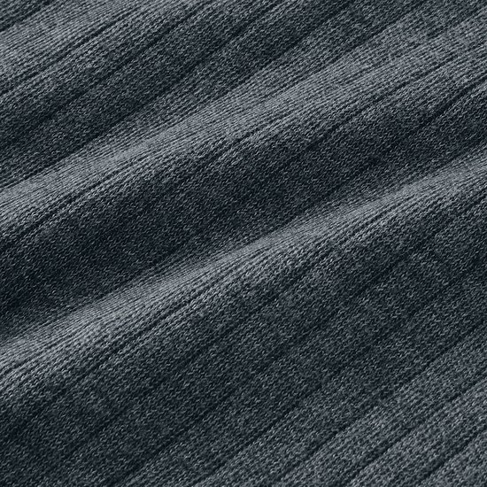 Detail van de donkergrijze ribgebreide stof van een thermoshirt.