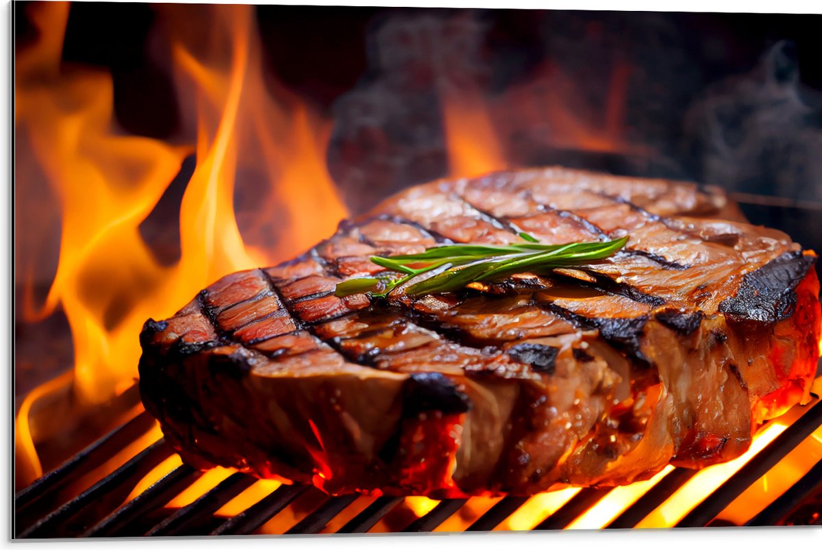 Dibond - Brandende Steak op Barbecue - 75x50 cm Foto op Aluminium (Met Ophangsysteem)