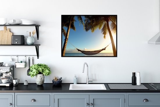 Photo encadrée - Palmiers sur une plage tropicale avec cadre photo hamac noir 80x60 cm - Affiche encadrée (Décoration murale salon / chambre) / Mer et plage