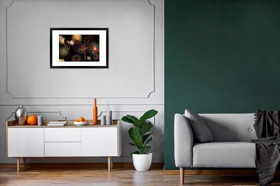 Photo dans le cadre - Feu d'artifice coloré contre un ciel sombre avec ancien et nieuw cadre photo noir avec passe-partout blanc, moyen 60x40 cm - Affiche dans le cadre (Décoration murale salon / chambre)