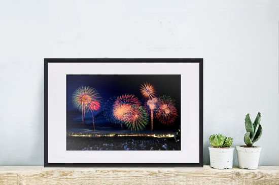 Photo encadrée - Feux d'artifice pendant le réveillon du Nouvel An cadre photo noir avec passe-partout blanc, moyen 60x40 cm - Affiche encadrée (Décoration murale salon / chambre)