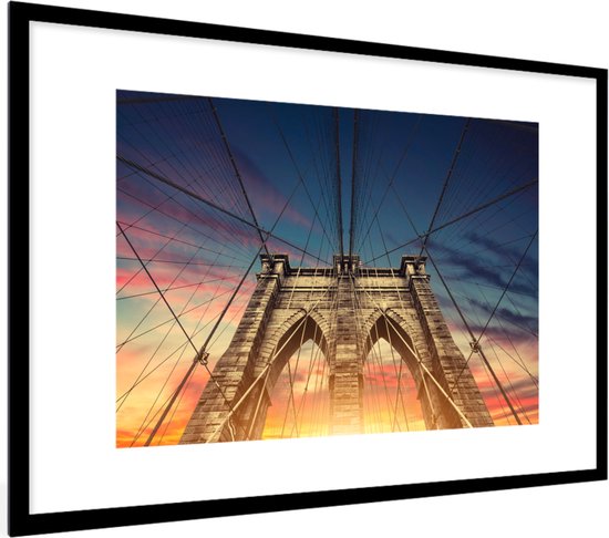 Photo en cadre - Le Bridge de Brooklyn avec un ciel coloré en Amérique cadre photo noir avec passe-partout blanc 60x40 cm - Affiche sous cadre (Décoration murale salon / chambre)