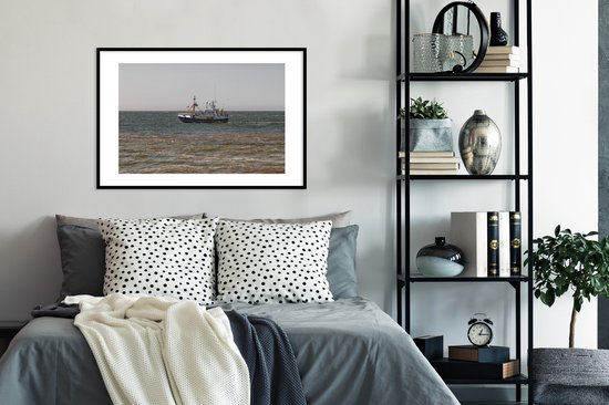 Photo encadrée - Cadre photo Bateau de pêche sur la mer du Nord 90x60 cm - Affiche encadrée (Décoration murale salon / chambre) / Mer et plage