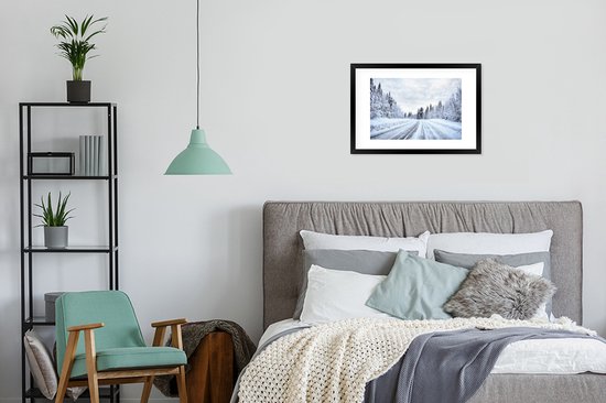 Photo en cadre - Une route enneigée entourée d'un cadre photo paysage d'hiver noir avec passe-partout blanc 60x40 cm - Affiche sous cadre (Décoration murale salon / chambre)
