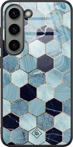 Casimoda® hoesje - Geschikt voor Samsung Galaxy S23 - Blue Cubes - Luxe Hard Case Zwart - Backcover telefoonhoesje - Blauw