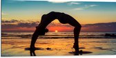 Dibond - Vrouw in Yoga Positie op het Strand bij Ondergaande Zon - 100x50 cm Foto op Aluminium (Met Ophangsysteem)