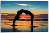 Dibond - Vrouw in Yoga Positie op het Strand bij Ondergaande Zon - 60x40 cm Foto op Aluminium (Met Ophangsysteem)