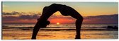 Dibond - Vrouw in Yoga Positie op het Strand bij Ondergaande Zon - 60x20 cm Foto op Aluminium (Met Ophangsysteem)