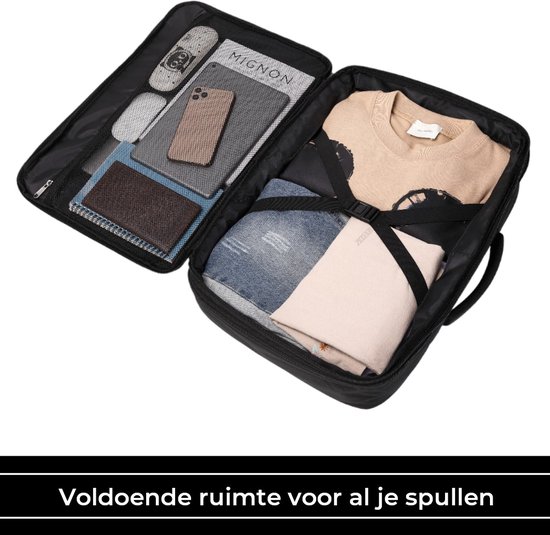 Sac noir ouvert avec vêtements et accessoires. 'Voldoende ruimte voor al je spullen' est en bas.