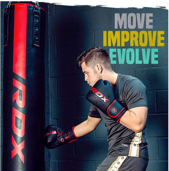 Man met zwarte bokshandschoenen traint met bokszak. Tekst: "MOVE IMPROVE EVOLVE".