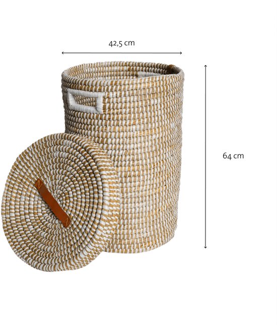 Gevlochten mand van kaisagras met deksel. Afmetingen 42,5 cm breed en 64 cm hoog. De mand is wit en goudkleurig.