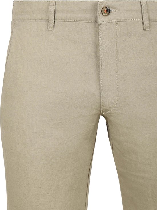 Sluiting van een beige chino broek met knoop en ritssluiting.