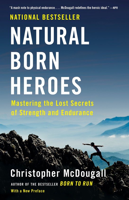 Boek kaft: 'Natural Born Heroes' met loper op bergtop. National Bestseller.