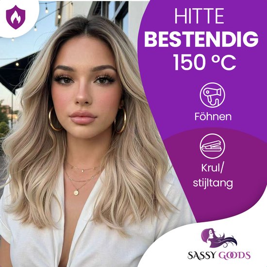 Model met golvend blond haar, hittebestendig tot 150°C, geschikt voor föhnen en krullen/stijlen.