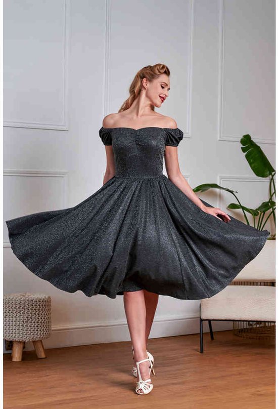 Mannequin tournoyant dans une robe Marilyn noire à paillettes avec manches bouffantes.